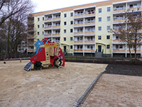 69-75 Hoffassade mit Spielplatz